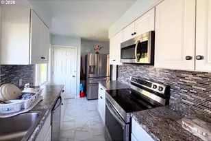 8647 NE Schuyler St, Portland, OR 97220 - Photo 9