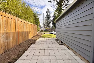 8647 NE Schuyler St, Portland, OR 97220 - Photo 23