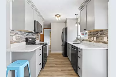 14967 SE Grant Ct, Portland, OR 97233 - Photo 9