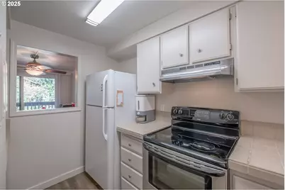 418 Stonewood Dr, Eugene, OR 97405 - Photo 9