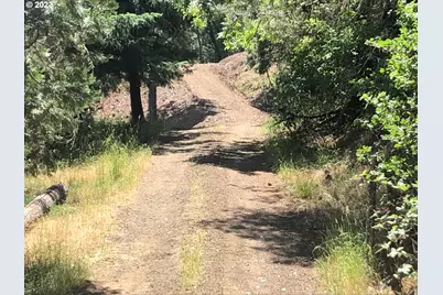 1758 SE Strong Ave, Roseburg, OR 97470 - Photo 3
