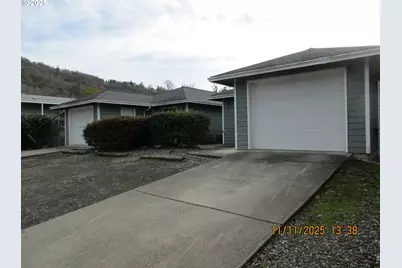 141/143 Fairacres Ln, Roseburg, OR 97470 - Photo 3