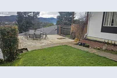 1852 NW Dogwood St, Roseburg, OR 97471 - Photo 3