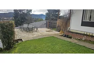 1852 NW Dogwood St, Roseburg, OR 97471 - Photo 3