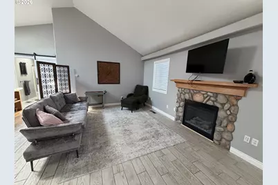 136 3rd Ave #B, Seaside, OR 97138 - Photo 3