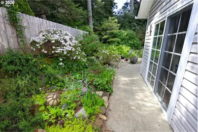 1077 Pirates Ct, Coos Bay, OR 97420 - Photo 9