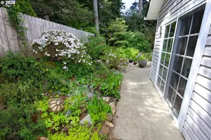 1077 Pirates Ct, Coos Bay, OR 97420 - Photo 9