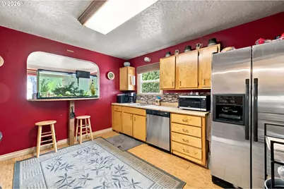 1102 NE 106th Ave, Portland, OR 97220 - Photo 9