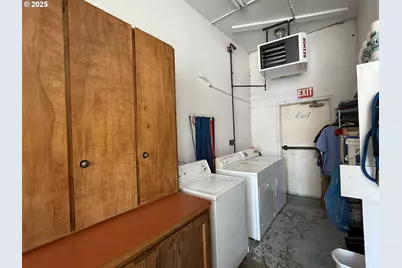 204 NE 1st St, Oakland, OR 97462 - Photo 13