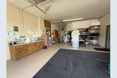 204 NE 1st St, Oakland, OR 97462 - Photo 9