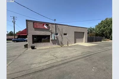 204 NE 1st St, Oakland, OR 97462 - Photo 5