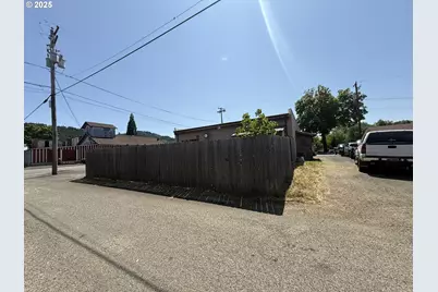 204 NE 1st St, Oakland, OR 97462 - Photo 27