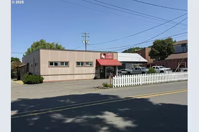 204 NE 1st St, Oakland, OR 97462 - Photo 3