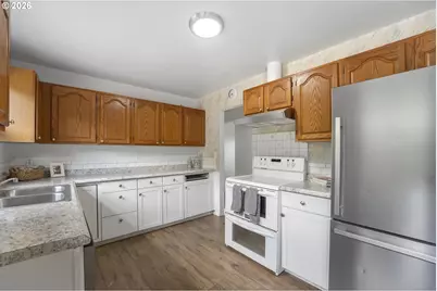 17937 SE Lincoln St, Portland, OR 97233 - Photo 9