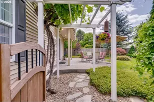 2145 NW Chrystal Dr, McMinnville, OR 97128 - Photo 41