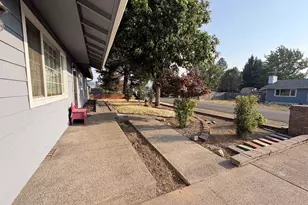 226 Johnson St, Sutherlin, OR 97479 - Photo 3