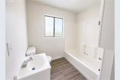932 SW Swift Ave, Mill City, OR 97360 - Photo 11