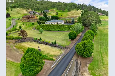227 Darley Dr, Roseburg, OR 97471 - Photo 3