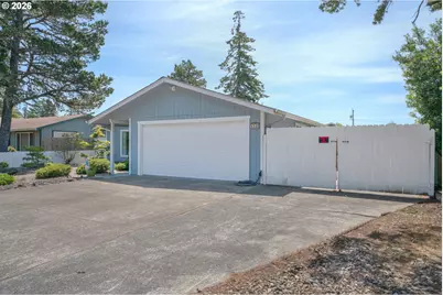 1142 9th St, Florence, OR 97439 - Photo 3