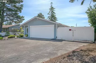 1142 9th St, Florence, OR 97439 - Photo 3