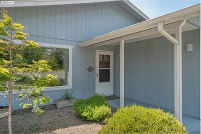 1142 9th St, Florence, OR 97439 - Photo 5