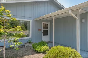 1142 9th St, Florence, OR 97439 - Photo 5