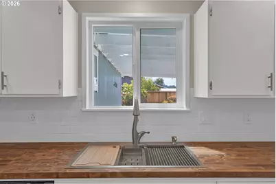 1142 9th St, Florence, OR 97439 - Photo 15