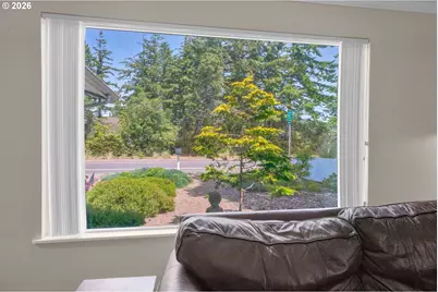 1142 9th St, Florence, OR 97439 - Photo 9