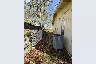 159 NE Lombardy Dr, Roseburg, OR 97470 - Photo 17