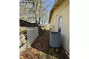 159 NE Lombardy Dr, Roseburg, OR 97470 - Photo 17