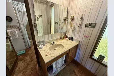 159 NE Lombardy Dr, Roseburg, OR 97470 - Photo 15