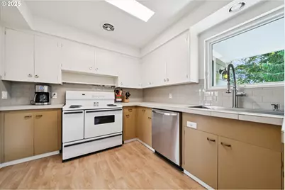 8195 SW Canyon Ln, Portland, OR 97210 - Photo 21