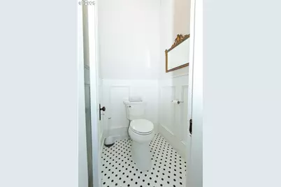 811 E 1st St, Newberg, OR 97132 - Photo 33