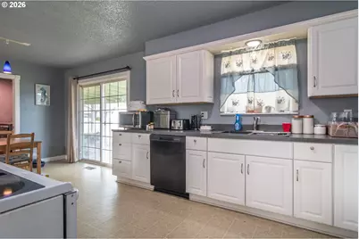 266 Sherwood Dr, Sutherlin, OR 97479 - Photo 37