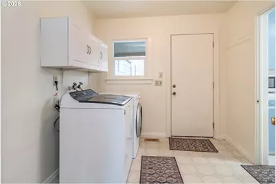 470 W Third Ave, Sutherlin, OR 97479 - Photo 5