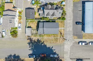 892 Colorado Ave, North Bend, OR 97459 - Photo 3