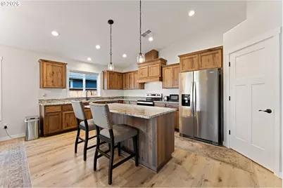 1876 SW Mistybrook Dr, Grants Pass, OR 97527 - Photo 3