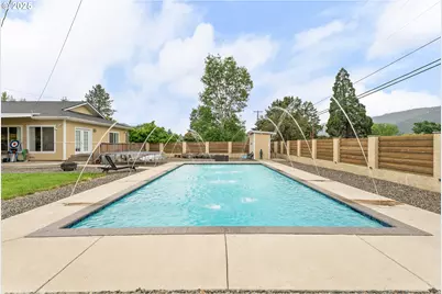 190 Walnut St, Myrtle Creek, OR 97457 - Photo 3