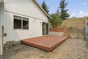 215 SW 22nd St, Troutdale, OR 97060 - Photo 33