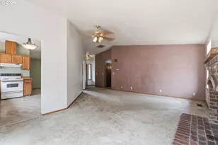 215 SW 22nd St, Troutdale, OR 97060 - Photo 9