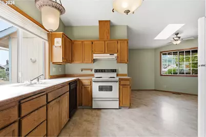 215 SW 22nd St, Troutdale, OR 97060 - Photo 11