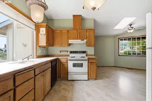 215 SW 22nd St, Troutdale, OR 97060 - Photo 11