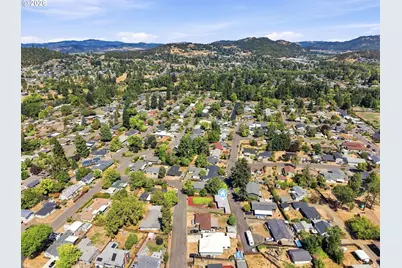 425 W Elm St, Roseburg, OR 97471 - Photo 35