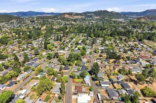 425 W Elm St, Roseburg, OR 97471 - Photo 35