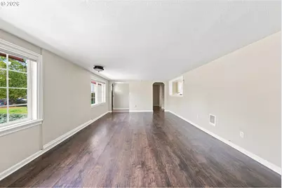 425 W Elm St, Roseburg, OR 97471 - Photo 11
