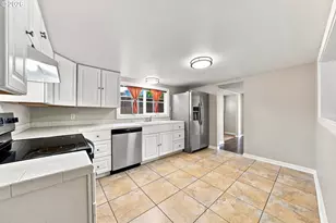 425 W Elm St, Roseburg, OR 97471 - Photo 13