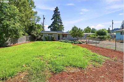 425 W Elm St, Roseburg, OR 97471 - Photo 5