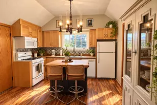 824 Cascade Ave, Hood River, OR 97031 - Photo 3