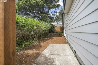 1061 NE Avery St, Newport, OR 97365 - Photo 35