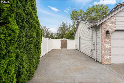 421 SE Davis St, Dallas, OR 97338 - Photo 3